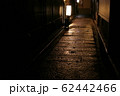 雨の石畳 62442466