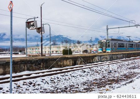 安曇追分駅:普通列車:雪景色 安曇野市穂高 安曇追分駅:普通列車:雪景色 安曇野市穂高 62443611