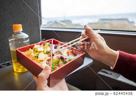 電車内で食べる駅弁 62445436