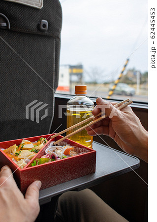電車内で食べる駅弁 電車内で食べる駅弁 62445453