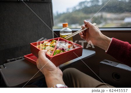 旅行中の電車内で食べる駅弁 旅行中の電車内で食べる駅弁 62445557
