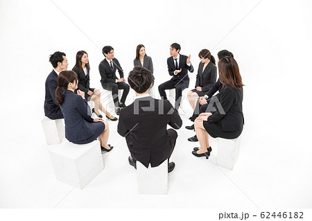大人数　ビジネス　座る　会話　対話　コミュニケーション　円陣 62446182