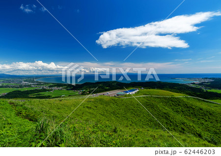 【秋田県男鹿半島】男鹿半島寒風山から見た八郎潟干拓地と日本海 【秋田県男鹿半島】男鹿半島寒風山から見た八郎潟干拓地と日本海 62446203