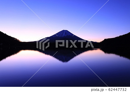 朝の精進湖 62447732