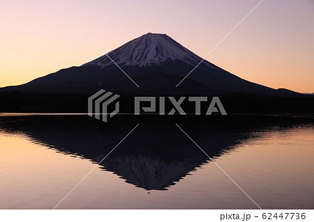 朝の精進湖 朝の精進湖 62447736