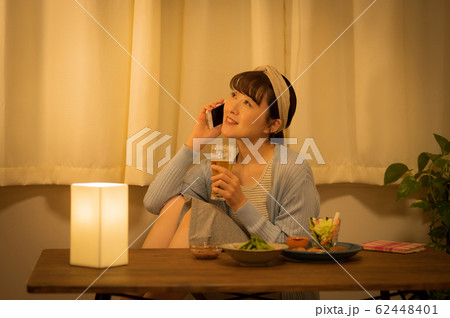 夜　女性　ライフスタイル 62448401