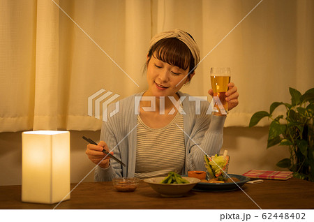 夜　女性　ライフスタイル 62448402