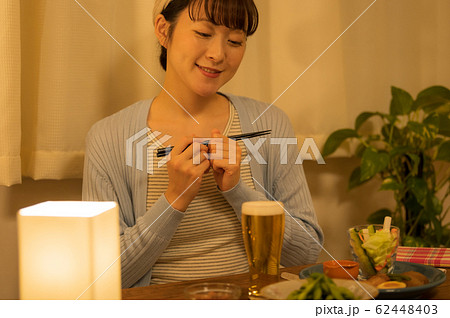 夜　女性　ライフスタイル 62448403