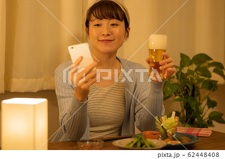 夜　女性　ライフスタイル 62448408