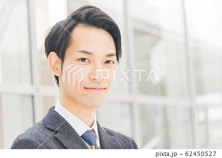 若い男性 ポートレート ビジネス 62450527