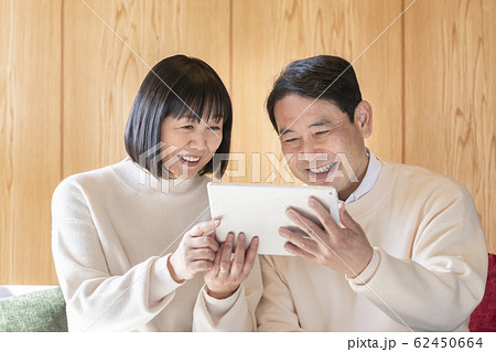 タブレットを見るシニア夫婦 タブレットを見るシニア夫婦 62450664