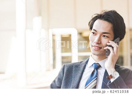 スーツを着た若い男性 スマホ 通話 62451038