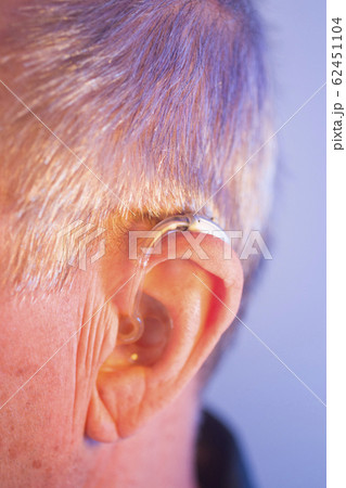 Man with hearing aid 62451104
