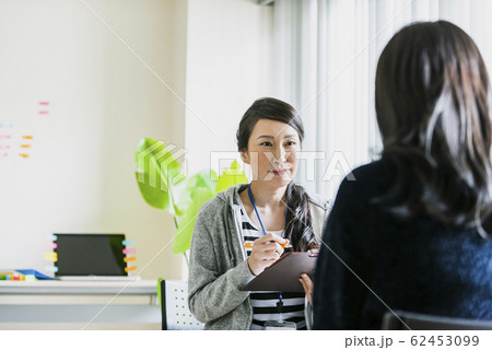 カウンセリング 接客 プランナー 女性 カウンセリング 接客 プランナー 女性 62453099