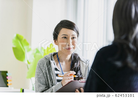 カウンセリング　接客　プランナー　女性 62453101