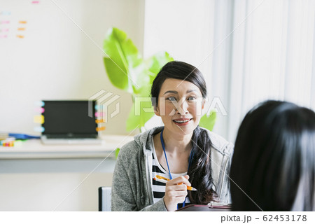 カウンセリング 接客 プランナー 女性 カウンセリング 接客 プランナー 女性 62453178