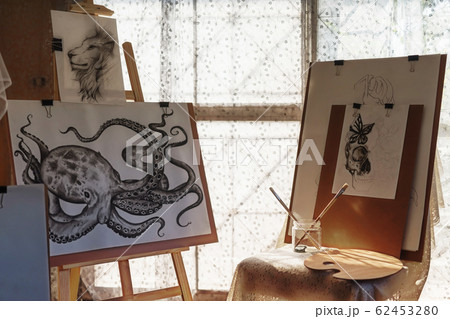 painting animal artwork in art gallery 62453280