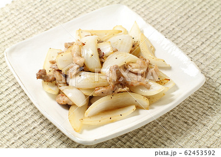 野菜炒め、新玉葱の豚肉と黒こしょう炒め 野菜炒め、新玉葱の豚肉と黒こしょう炒め 62453592