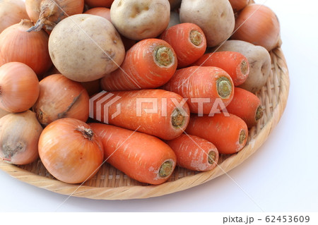 人参、タマネギ、じゃがいもの大ザル盛り、白バック 人参、タマネギ、じゃがいもの大ザル盛り、白バック 62453609