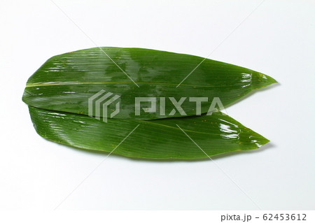 笹の葉、料理、食材の下敷き 62453612
