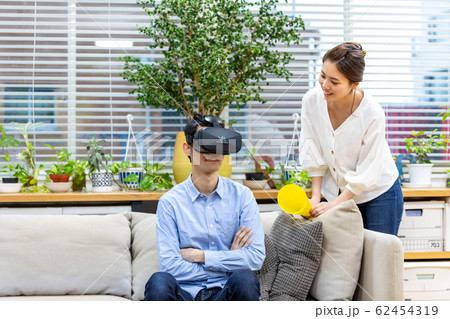 VRでスポーツ観戦するカップル 62454319