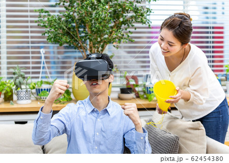 VRでスポーツ観戦するカップル VRでスポーツ観戦するカップル 62454380