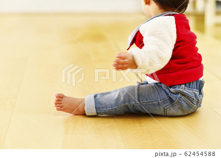 子供とフローリング　住宅イメージ　清潔な床　イメージ素材 62454588