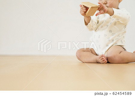 子供とフローリング　素足　裸足　清潔な床　イメージ素材 62454589