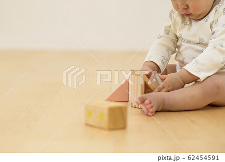 子供とフローリング 住宅イメージ 清潔な床 イメージ素材 子供とフローリング 住宅イメージ 清潔な床 イメージ素材 62454591