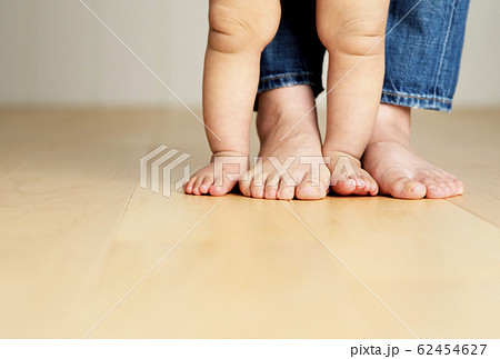 母子とフローリング 素足のふれあい スキンシップ 清潔な床 イメージ素材 母子とフローリング 素足のふれあい スキンシップ 清潔な床 イメージ素材 62454627