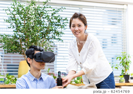 VRでスポーツ観戦するカップル VRでスポーツ観戦するカップル 62454769