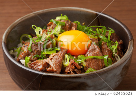 牛すじ煮込み丼 62455023