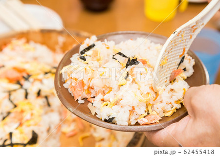 ちらし寿司を食べるシニア 62455418