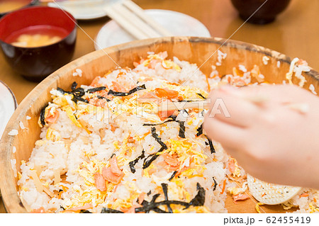 ちらし寿司を食べるシニア 62455419