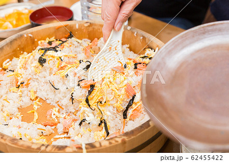 ちらし寿司を食べるシニア ちらし寿司を食べるシニア 62455422