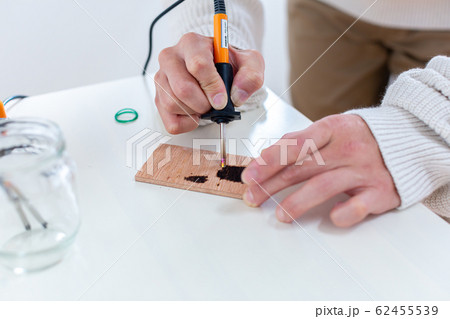 ウッドバーニングをする男性 62455539