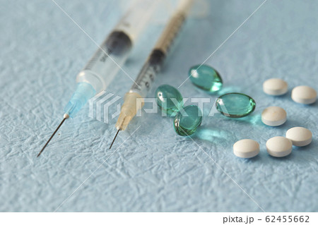 錠剤と注射器 医療イメージ 錠剤と注射器 医療イメージ 62455662