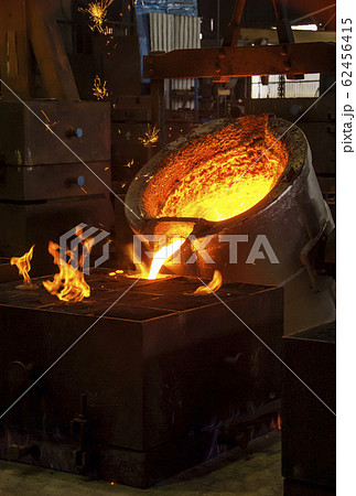 溶鉱炉 溶解作業 製造工場 町工場 イメージ素材の写真素材