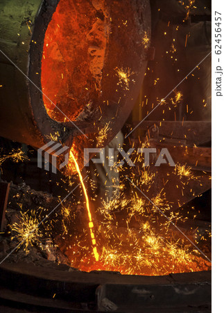 溶鉱炉　溶解作業　製造工場　町工場　イメージ素材 62456457