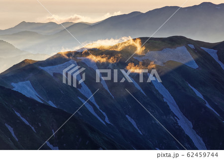 飯豊本山から見る夕暮れの主稜線 飯豊本山から見る夕暮れの主稜線 62459744