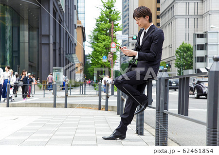 ビジネス スマホ ビジネスマン 男性 ビジネス スマホ ビジネスマン 男性 62461854