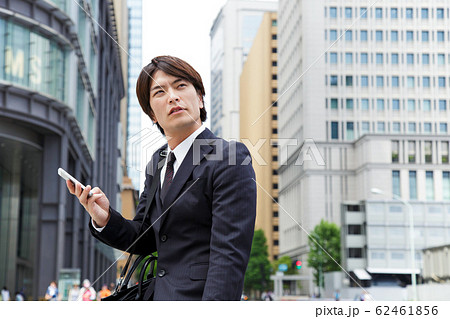ビジネス　スマホ　ビジネスマン　男性 62461856