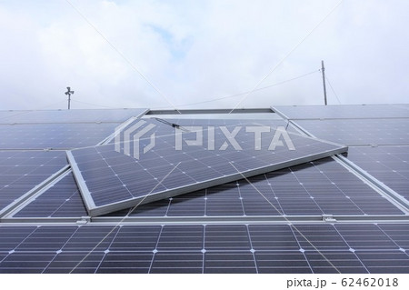 パネルが飛ばされた太陽光発電所 62462018