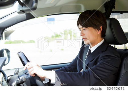 ビジネス　車　ビジネスマン 62462051