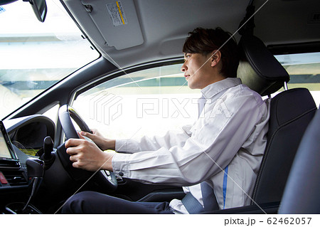 ビジネス　車　ビジネスマン 62462057