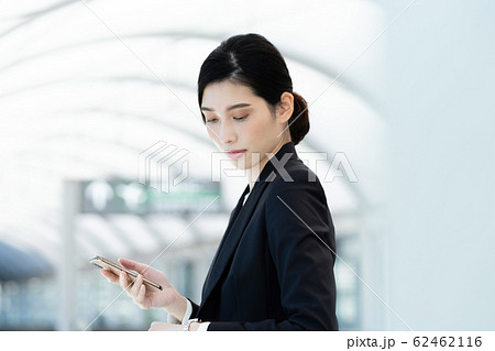 女性　ビジネス　待ち合わせ 62462116