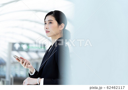 女性 ビジネス 待ち合わせ 女性 ビジネス 待ち合わせ 62462117