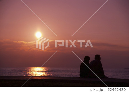 夕陽とカップルのシルエット 夕陽とカップルのシルエット 62462420