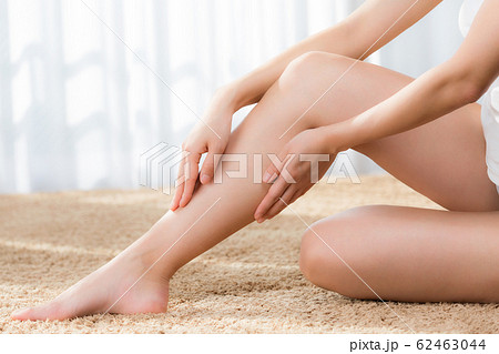 ふくらはぎをケアする女性. ふくらはぎをケアする女性. 62463044