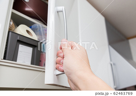 キッチンの吊戸棚を開ける男性の手元 キッチンの吊戸棚を開ける男性の手元 62463769